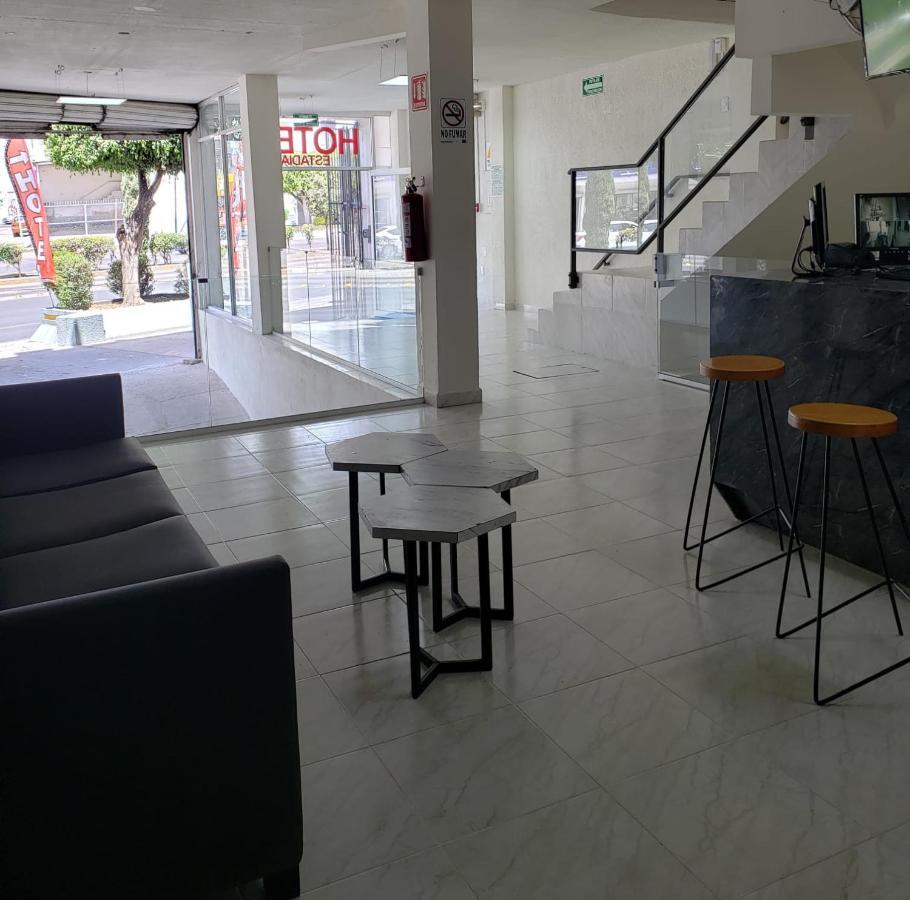 Hotel Estadia Leon Bagian luar foto