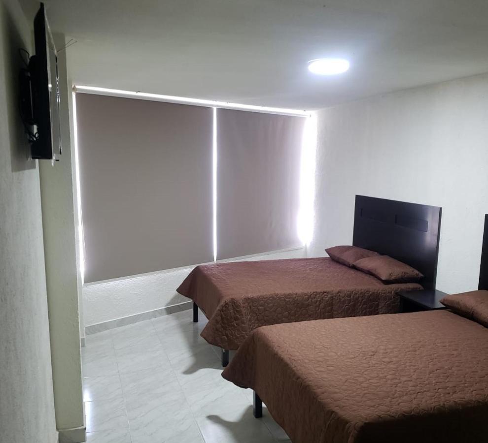 Hotel Estadia Leon Bagian luar foto
